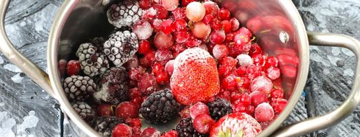 компот из замороженных ягод клубники, ежевики, брусники. Шаг 2