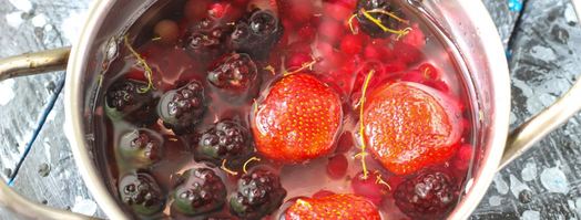 компот из замороженных ягод клубники, ежевики, брусники. Шаг 3