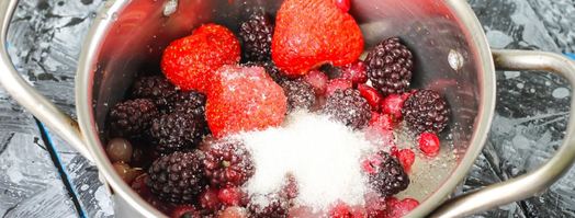 компот из замороженных ягод клубники, ежевики, брусники. Шаг 4