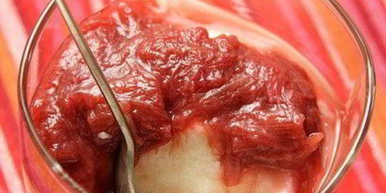 Манный пудинг с теплым компотом из ревеня