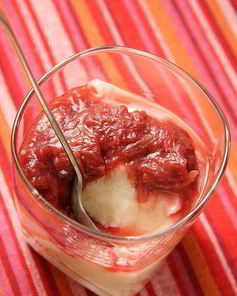 Манный пудинг с теплым компотом из ревеня