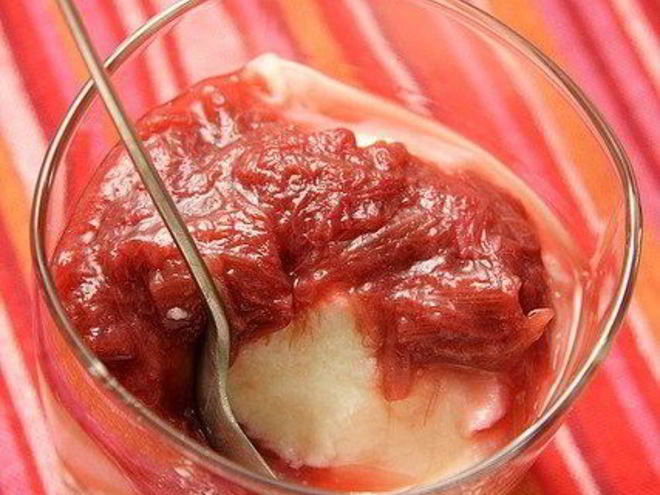 Рецепт манного пудинга с теплым компотом из ревеня