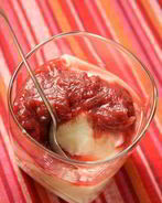 Манный пудинг с теплым компотом из ревеня