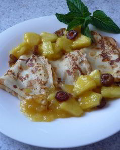 Миндальные блинчики с компотом из ананаса, фиников и ванили