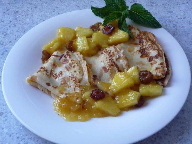 Рецепт миндальных блинчиков с компотом из ананаса, фиников и ванили