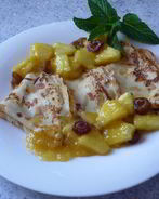 Миндальные блинчики с компотом из ананаса, фиников и ванили