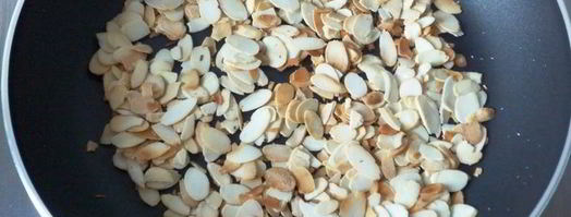 миндальные блинчики с компотом из ананаса, фиников и ванили. Шаг 6