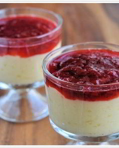 Тапиока с клубнично-ревенным компотом