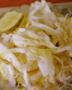 Быстрая маринованная капуста с огурцами