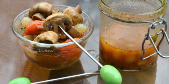 Грибочки маринованные в винном соусе