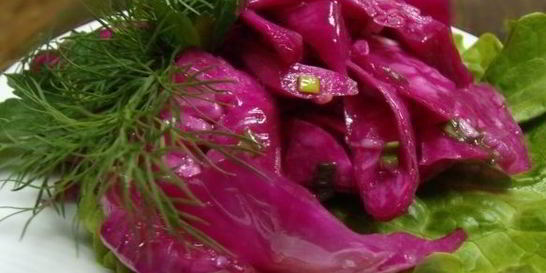 Капуста маринованная с чесноком и свеклой