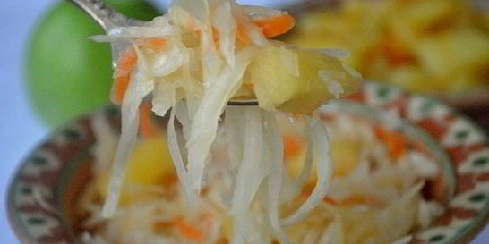 Капуста маринованная с яблоками