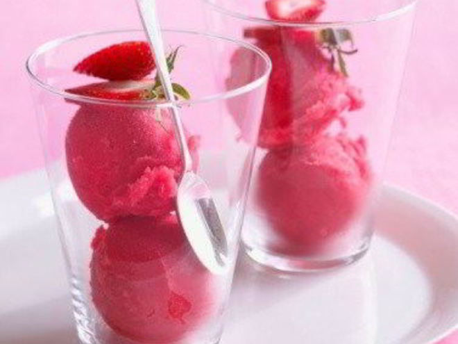 Рецепт маринованной клубники в бальзамическом уксусе с клубничным шербетом и амаретти