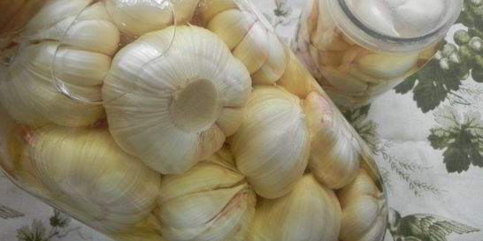 Маринованный чеснок головками