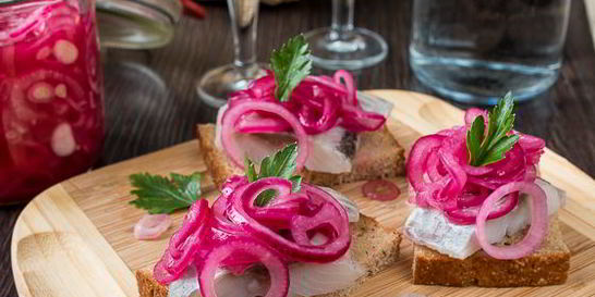 Маринованный красный лук