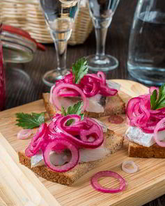 Маринованный красный лук