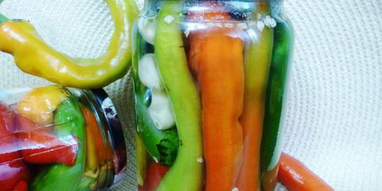 Маринованный острый перец с чесноком