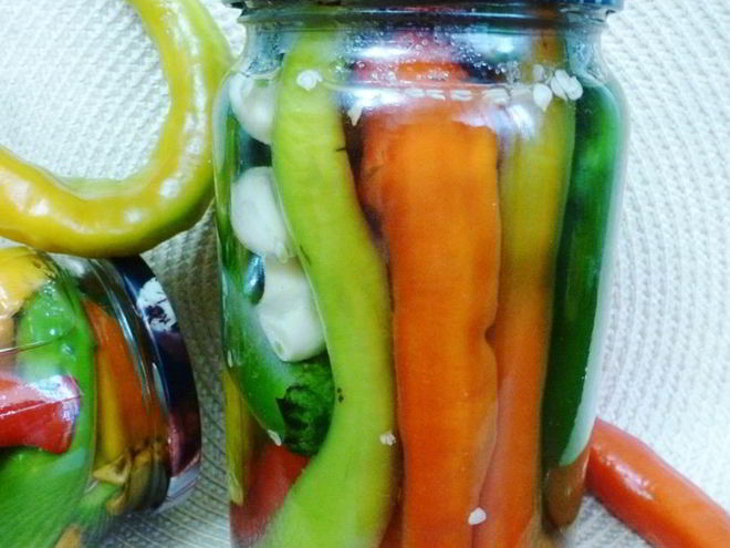 Рецепт маринованного острого перца с чесноком