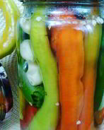 Маринованный острый перец с чесноком