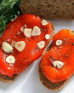 Маринованный печеный перец