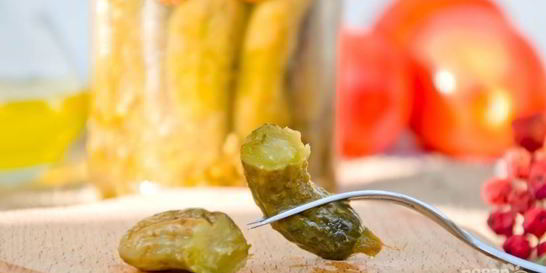 Маринованные корнишоны в банках