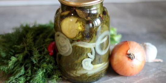 Маринованные огурцы с луком