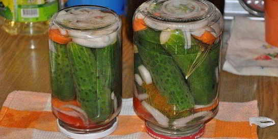 Маринованные огурцы с морковкой и луком