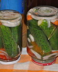 Маринованные огурцы с морковкой и луком