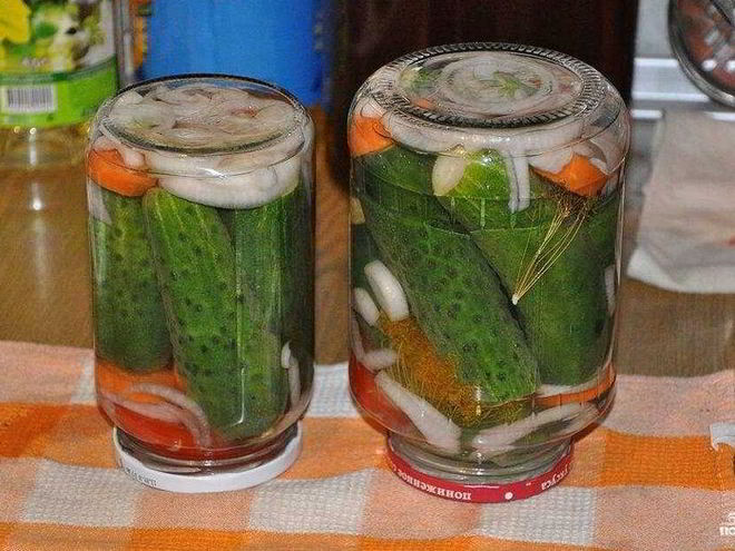 Рецепт маринованных огурцов с морковкой и луком