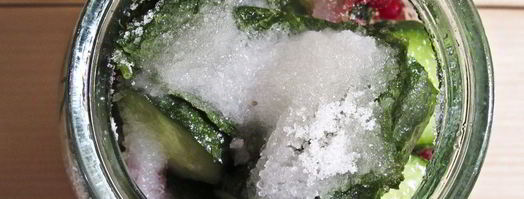 огурцы маринованные с красной смородиной. Шаг 13