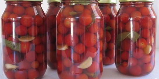Помидоры маринованные с чесноком
