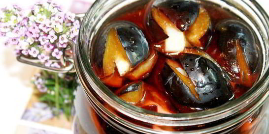 Слива маринованная с чесноком