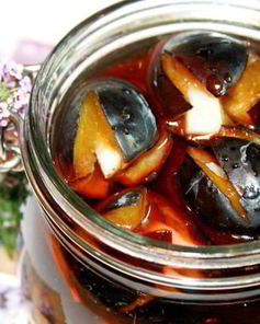 Слива маринованная с чесноком