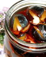 Слива маринованная с чесноком