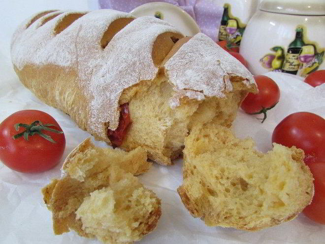 Рецепт томатного батона с вялеными помидорами