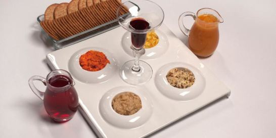 Ассорти из сливочного масла, варенье и морс