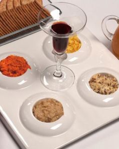 Ассорти из сливочного масла, варенье и морс