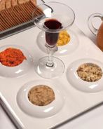 Ассорти из сливочного масла, варенье и морс