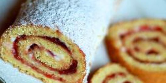 Рулет с вишневым вареньем