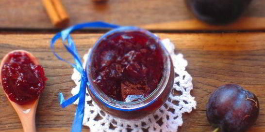 Сливовый конфитюр с корицей и лимоном