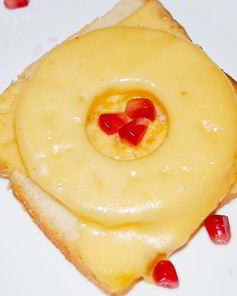 Бутерброд с ананасом и сыром