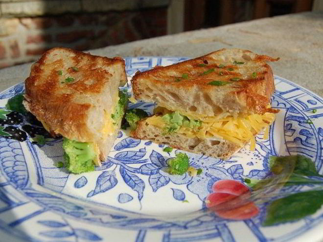 Рецепт бутерброда с брокколи и сыром