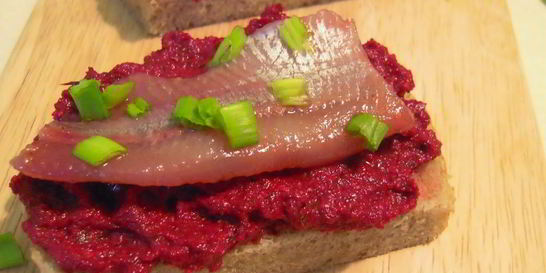 Бутерброд с горчичной селедкой и свеклой