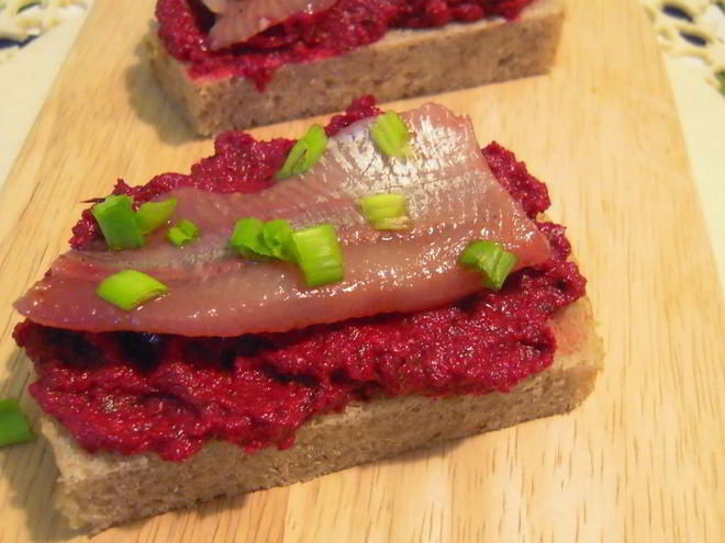 Рецепт бутерброда с горчичной селедкой и свеклой