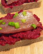 Бутерброд с горчичной селедкой и свеклой