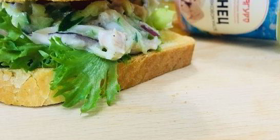 Бутерброд с консервированным тунцом
