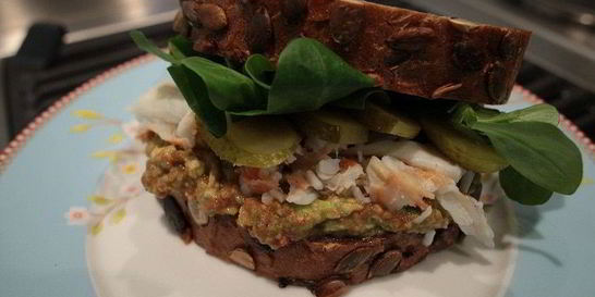 Бутерброд с крабами и авокадо