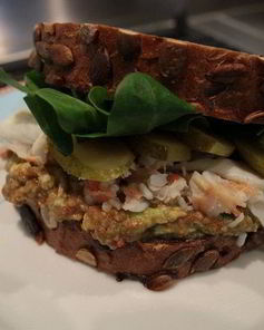 Бутерброд с крабами и авокадо