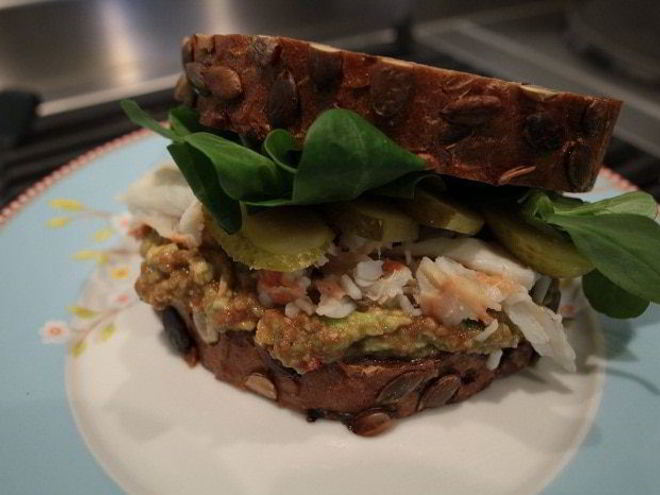 Рецепт бутерброда с крабами и авокадо