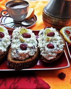 Бутерброд с пикантным творогом